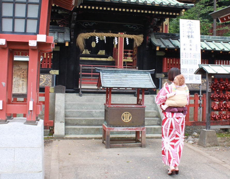 北極しろくま堂のへこおびでおんぶする浴衣姿の女性